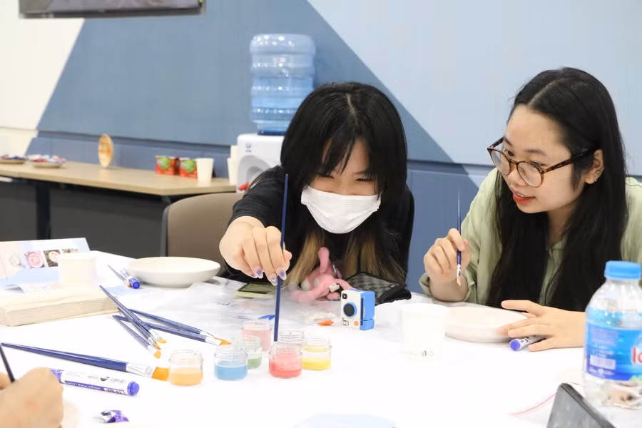 Độc đáo ý tưởng vẽ trang trí lên đĩa gốm của sinh viên ĐH Anh Quốc - Việt Nam ảnh 7