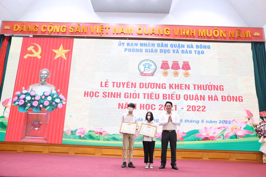 Bí thư Quận ủy Hà Đông Nguyễn Thanh Xuân trao thưởng cho học sinh xuất sắc.