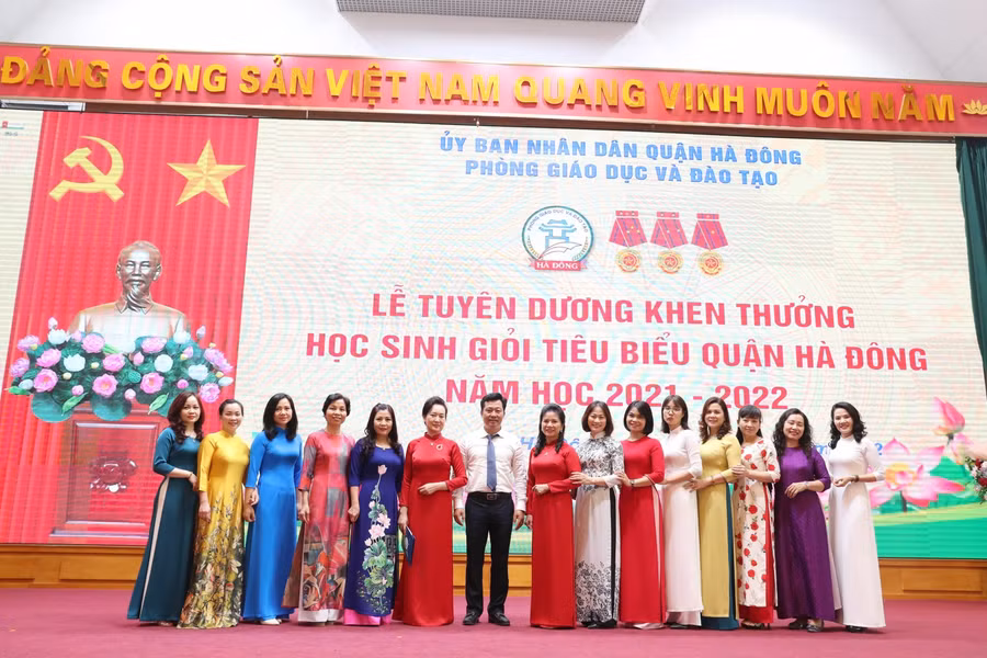 Lãnh đạo Phòng GD&amp;ĐT Hà Đông chụp ảnh cùng một số giáo viên tiêu biểu của quận Hà Đông trong năm học 2021-2022.