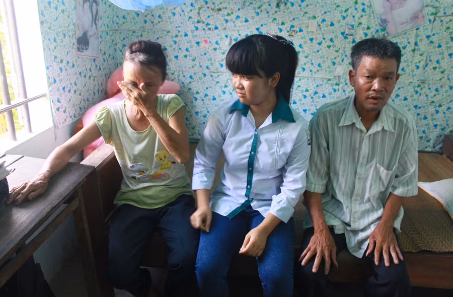 Bố mẹ Tú không biết xoay xở đâu ra số tiền lớn để chữa bệnh cho con gái