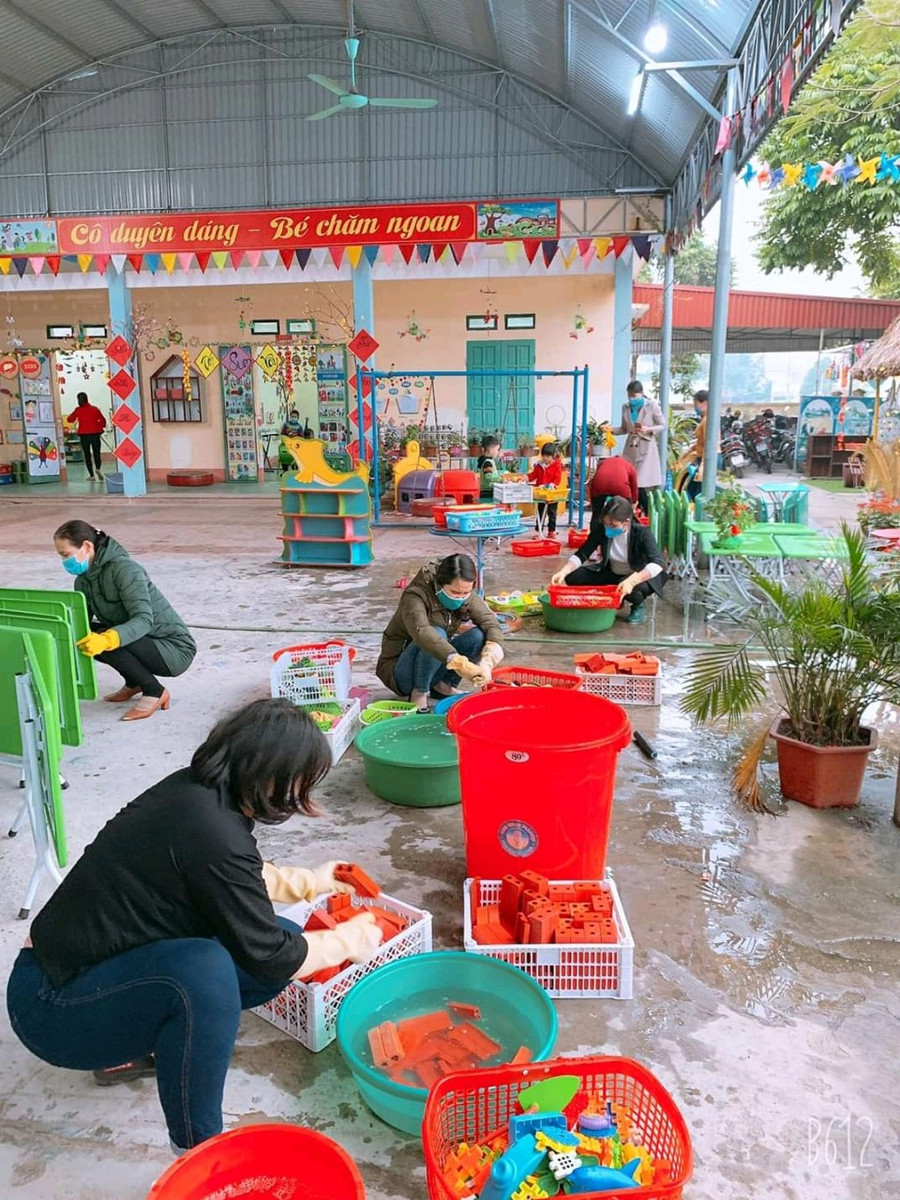 Các cô giáo trường MN đang vệ sinh đồ dùng, thiết bị dạy học Các cô giáo trường MN đang vệ sinh đồ dùng, thiết bị dạy học