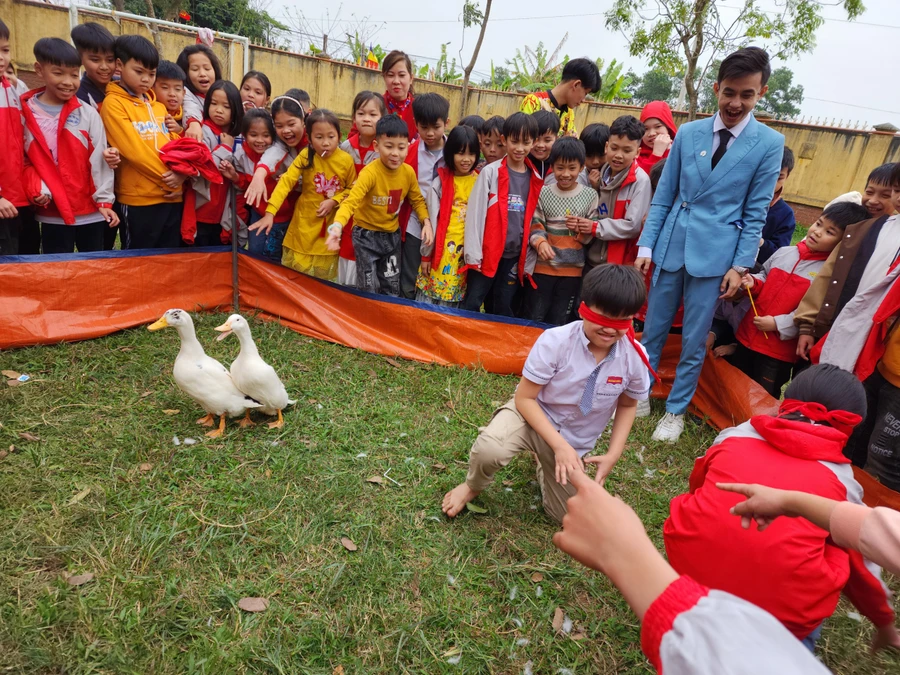 Trò chơi bịt mắt bắt vịt là hoạt động thu hút sự tham gia nhiệt tình và tiếng cười sảng khoái của các em học sinh.