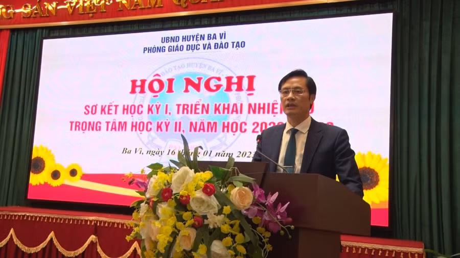 Trưởng Phòng GD&ĐT Ba Vì Phùng Ngọc Oanh nêu vắn tắt một số kết quả đạt được trong học kỳ I vừa qua. Trưởng Phòng GD&ĐT Ba Vì Phùng Ngọc Oanh nêu vắn tắt một số kết quả đạt được trong học kỳ I vừa qua.