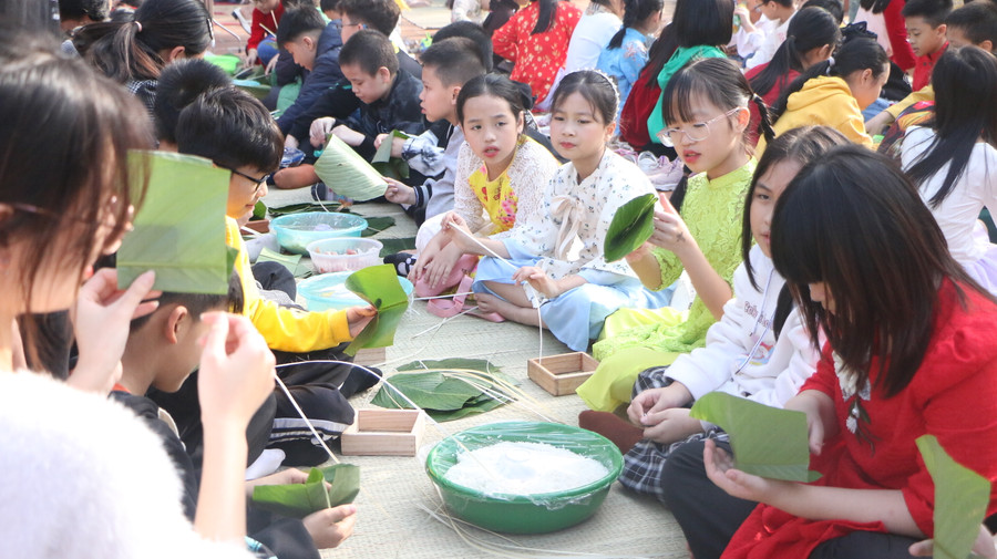 Học sinh Trường Tiểu học Lê Lợi, Thị xã Sơn Tây được trải nghiệm làm bánh chưng đón xuân Quý Mão 2023 tại sân trường. Học sinh Trường Tiểu học Lê Lợi, Thị xã Sơn Tây được trải nghiệm làm bánh chưng đón xuân Quý Mão 2023 tại sân trường.