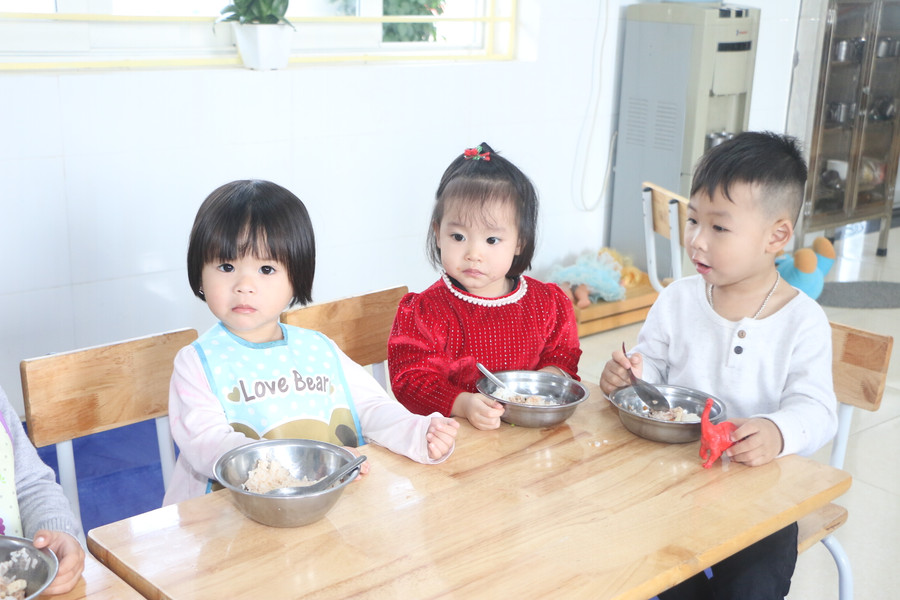 Trẻ trong giờ ăn trưa tại Trường Mầm non Thanh Mỹ, thị xã Sơn Tây. Trẻ trong giờ ăn trưa tại Trường Mầm non Thanh Mỹ, thị xã Sơn Tây.