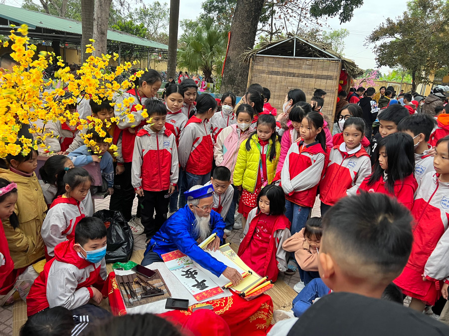 Đông đảo học sinh tham gia ngày hội "Ký ức xuân xưa". Đông đảo học sinh tham gia ngày hội "Ký ức xuân xưa".