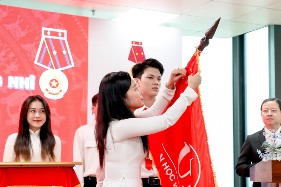 Bà Ngô Thị Hoàng Các – Phó giám đốc Sở Nội Vụ, Trưởng Ban – Ban Thi đua khen thưởng TPHCM trao Huân chương Lao động hạng Nhì cho nhà trường. Bà Ngô Thị Hoàng Các – Phó giám đốc Sở Nội Vụ, Trưởng Ban – Ban Thi đua khen thưởng TPHCM trao Huân chương Lao động hạng Nhì cho nhà trường.