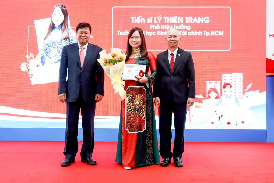 TS Lý Thiên Trang, Phó hiệu trưởng UEF vinh dự nhận Kỷ niệm chương Vì sự nghiệp giáo dục của Bộ GD&ĐT trao tặng. TS Lý Thiên Trang, Phó hiệu trưởng UEF vinh dự nhận Kỷ niệm chương Vì sự nghiệp giáo dục của Bộ GD&ĐT trao tặng.