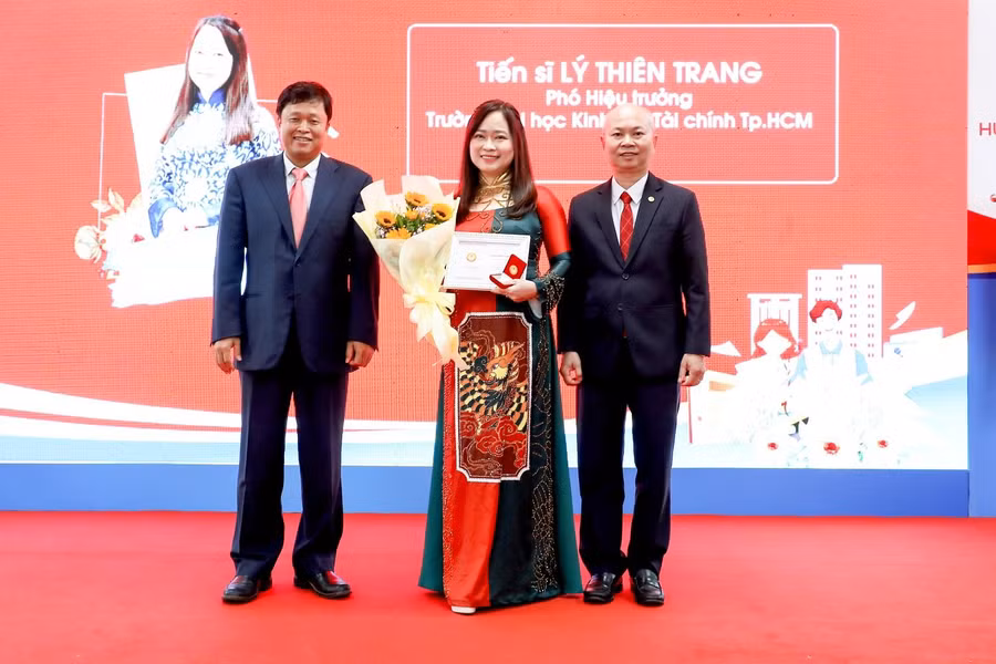 TS Lý Thiên Trang, Phó hiệu trưởng UEF vinh dự nhận Kỷ niệm chương Vì sự nghiệp giáo dục của Bộ GD&amp;ĐT trao tặng.