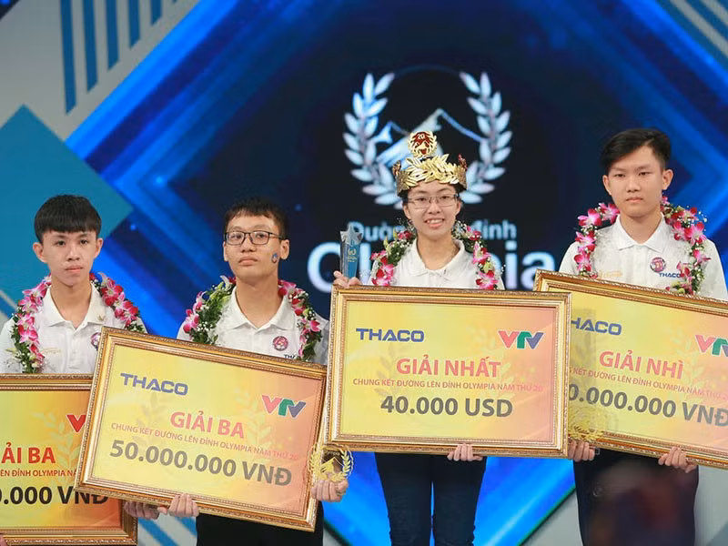 Trao thưởng cho các nhà leo núi - Đường lên đỉnh Olympia năm 2020.