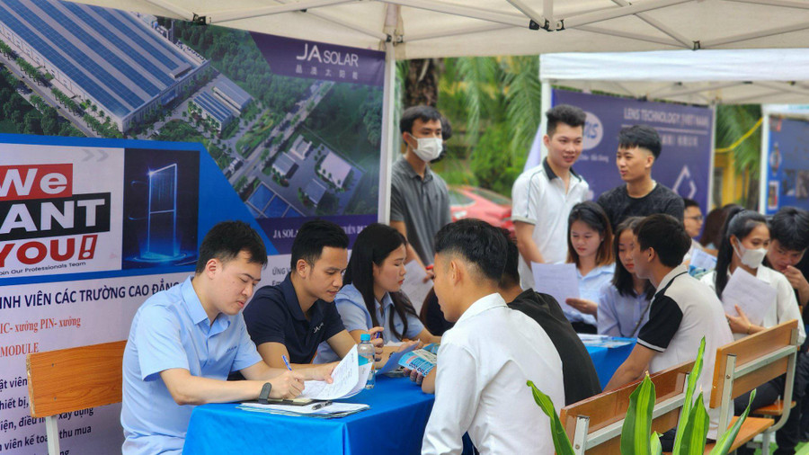 Sinh viên trường Đại học Kỹ thuật Công nghiệp tham gia ngày hội tuyển dụng.