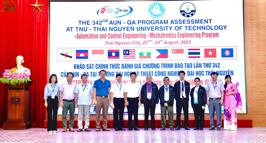 Trường Đại học Kỹ thuật Công nghiệp đã và đang thực hiện chủ trương xây dựng và phát triển 1 số ngành mũi nhọn.