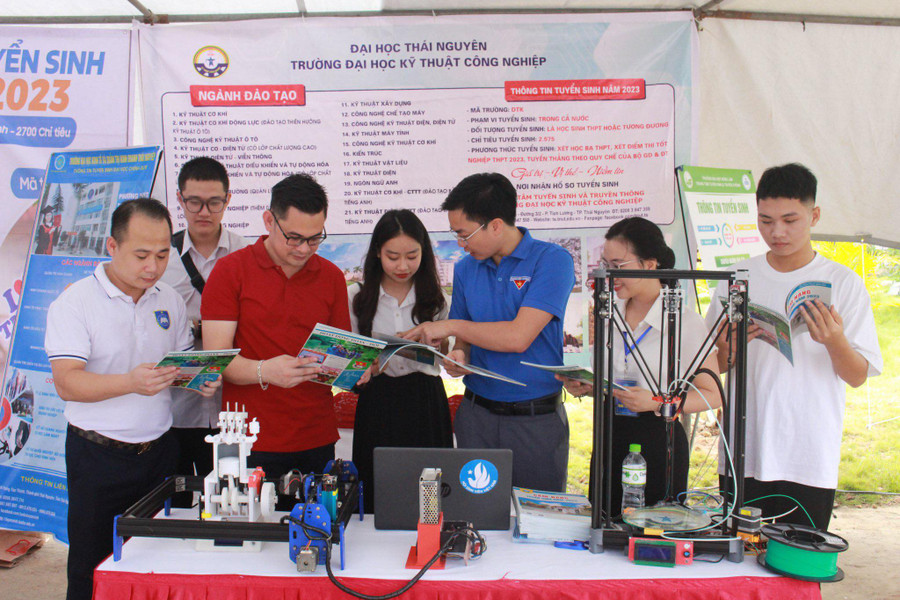 Sinh viên Trường Đai học Kỹ thuật Thái Nguyên (Đại học Thái Nguyên).