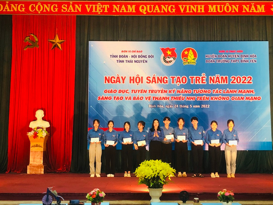 Chị Nguyễn Mỹ Linh, Phó Bí thư Thường trực tỉnh đoàn - Chủ tịch Hội Đồng đội tỉnh Thái Nguyên trao quà cho học sinh có hoàn cảnh khó khăn của Trường THPT Bình Yên Chị Nguyễn Mỹ Linh, Phó Bí thư Thường trực tỉnh đoàn - Chủ tịch Hội Đồng đội tỉnh Thái Nguyên trao quà cho học sinh có hoàn cảnh khó khăn của Trường THPT Bình Yên