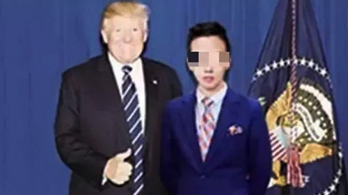 Bức ảnh giả mạo nam thiếu niên Trung Quốc chụp cùng Tổng thống Mỹ Trump. Bức ảnh giả mạo nam thiếu niên Trung Quốc chụp cùng Tổng thống Mỹ Trump. Ảnh: SCMP