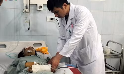 Hai trong 3 nạn nhân vụ tai nạn đang điều trị tại Bệnh viện Đa khoa tỉnh bị thương rất nặng. Ảnh: VOV.