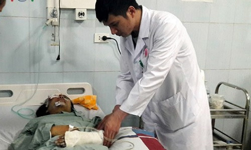 Hai trong 3 nạn nhân vụ tai nạn đang điều trị tại Bệnh viện Đa khoa tỉnh bị thương rất nặng. Hai trong 3 nạn nhân vụ tai nạn đang điều trị tại Bệnh viện Đa khoa tỉnh bị thương rất nặng. Ảnh: VOV.