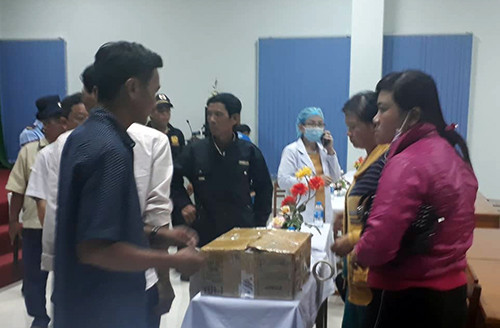 Người thân mang thi thể hai bé sơ sinh đến phản ứng tại Bệnh viện đa khoa tỉnh Vĩnh Long Người thân mang thi thể hai bé sơ sinh đến phản ứng tại Bệnh viện đa khoa tỉnh Vĩnh Long. Ảnh: Vĩnh Nam