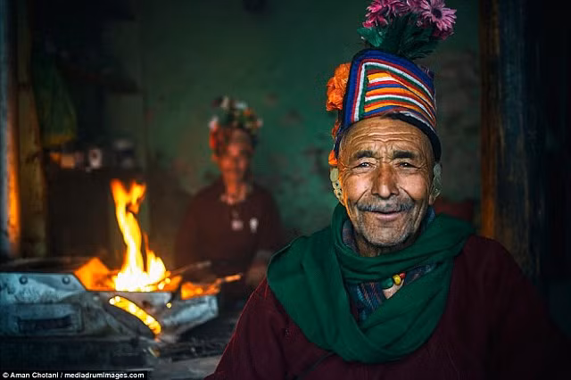 Cận cảnh cuộc sống của bộ lạc Himalaya có tập tục đổi vợ tự do - Hình 2