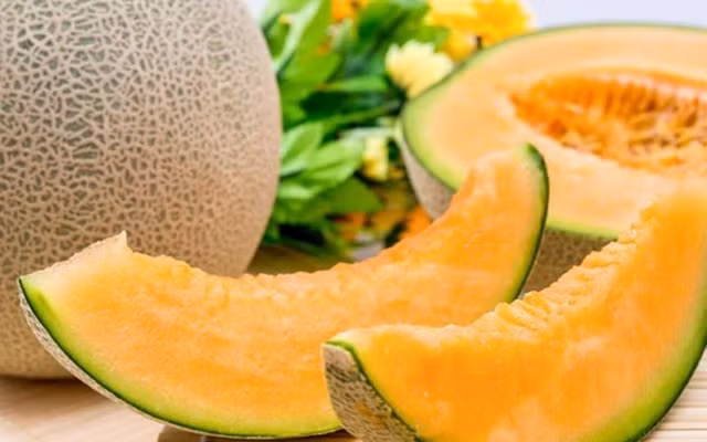 Nhà giàu ăn sang chảnh: Chùm nho 11 triệu, cặp dưa lưới giá 3 triệu