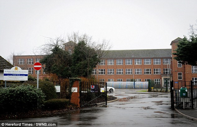 truong hoc o anh bi chi trich vi cam nu sinh mac vay ngan