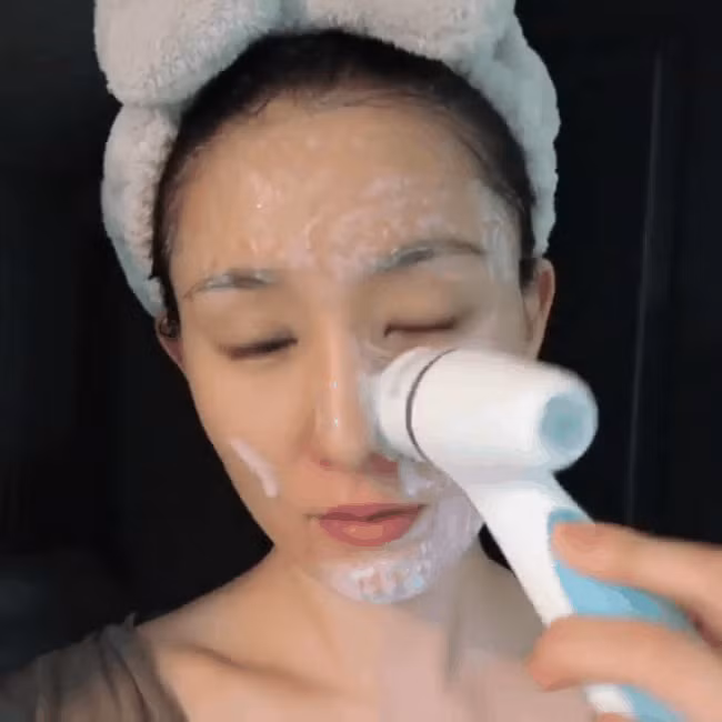 Tẩy da chết sai cách sẽ khiến da càng nhanh lão hóa hơn.