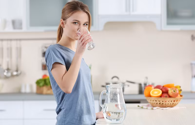 Không nên vừa ăn vừa uống.