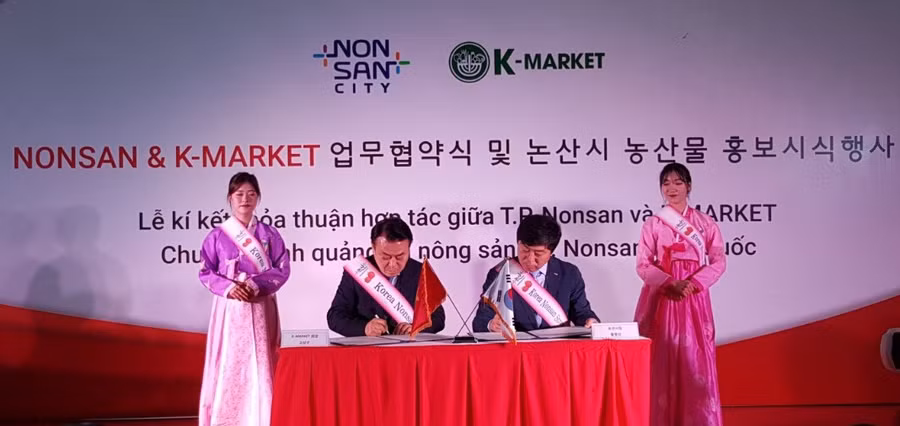 Lễ ký kết thỏa thuận hợp tác giữa TP Nonsan và K-Market. Ảnh: BTC