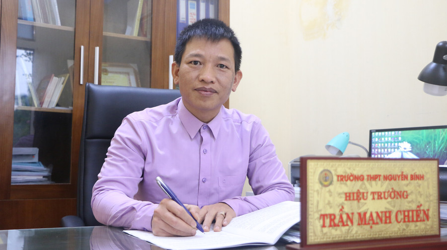 Thầy Trần Mạnh Chiến - Hiệu trưởng Trường THPT Nguyễn Bính (Vụ Bản, Nam Định). Thầy Trần Mạnh Chiến - Hiệu trưởng Trường THPT Nguyễn Bính (Vụ Bản, Nam Định).