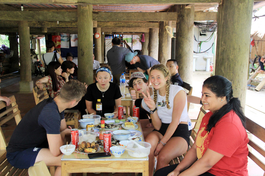 Pù luông không chỉ thu hút khách du lịch trong nước mà cả nước ngoài. Pù luông không chỉ thu hút khách du lịch trong nước mà cả nước ngoài.