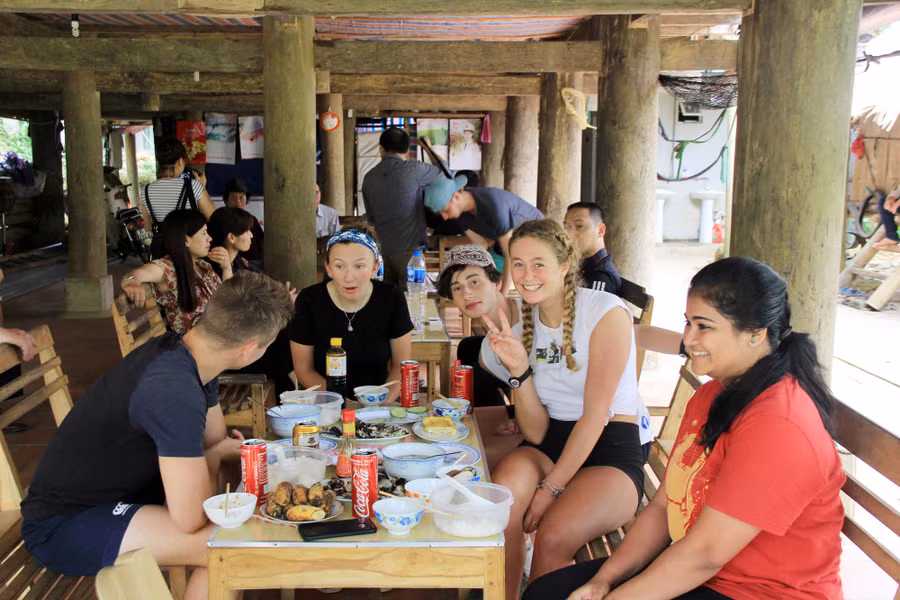 Pù luông không chỉ thu hút khách du lịch trong nước mà cả nước ngoài.