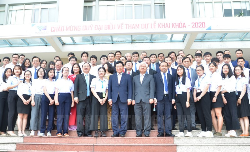 Phó Thủ tướng Phạm Bình Minh chụp ảnh kỉ niệm với sinh viên, Ban giám đốc ĐHQG TP.HCM