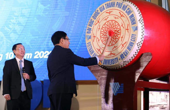 Phó Thủ tướng Phạm Bình Minh đánh trống khai giảng năm học mới 2020-2021 cho sinh viên ĐHQG TP.HCM