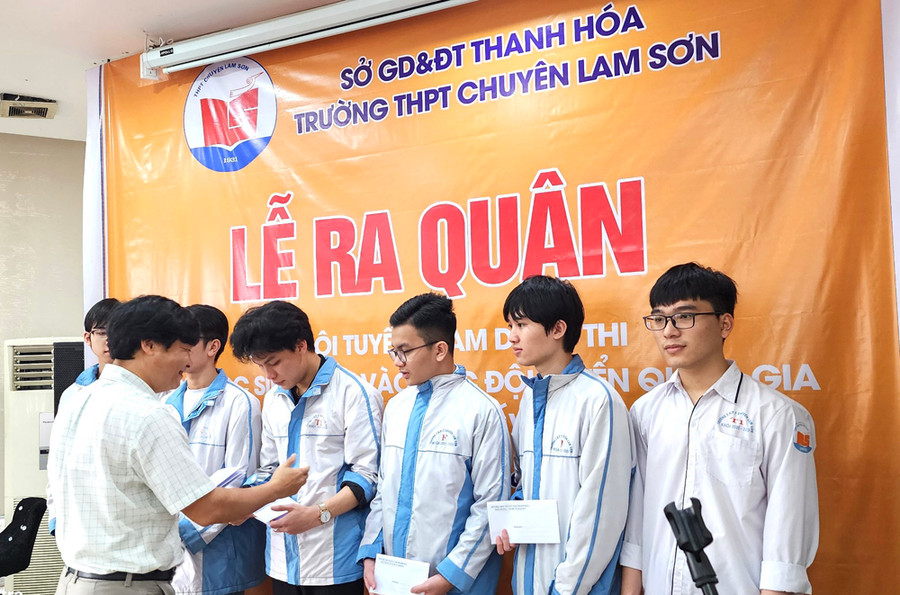 Thầy Nguyễn Thanh Sơn động viên học sinh trong Lễ ra quân dự kì thi chọn học sinh THPT vào các đội tuyển quốc gia dự thi Olympic quốc tế và khu vực năm 2023.