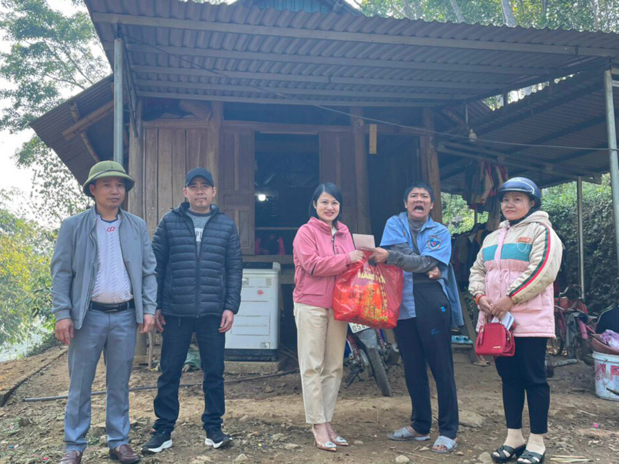 Chị Huyền (thứ 3 từ trái qua) thay mặt mạnh thường quân trao tặng quà Tết cho gia đình khó khăn tại xã Thuý Sơn (Ngọc Lặc, Thanh Hóa) năm 2023. Chị Huyền (thứ 3 từ trái qua) thay mặt mạnh thường quân trao tặng quà Tết cho gia đình khó khăn tại xã Thuý Sơn (Ngọc Lặc, Thanh Hóa) năm 2023.