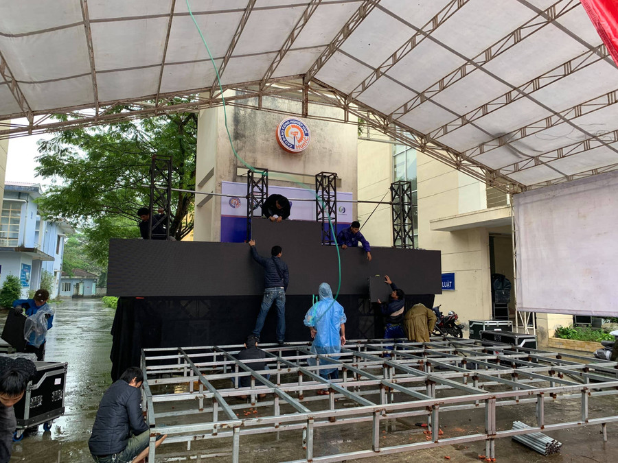 Màn hình “khủng” được chuẩn bị tại trường Cao đẳng Công nghiệp Huế. Màn hình “khủng” được chuẩn bị tại trường Cao đẳng Công nghiệp Huế.