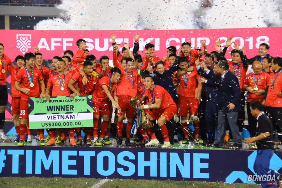 Khoảnh khắc ĐT Việt Nam nâng Cúp vô địch sau 10 năm chờ đợi