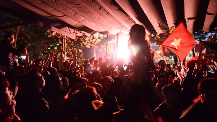 Triệu người xuống đường mừng tuyển Việt Nam vô địch AFF Cup 2018 ảnh 12