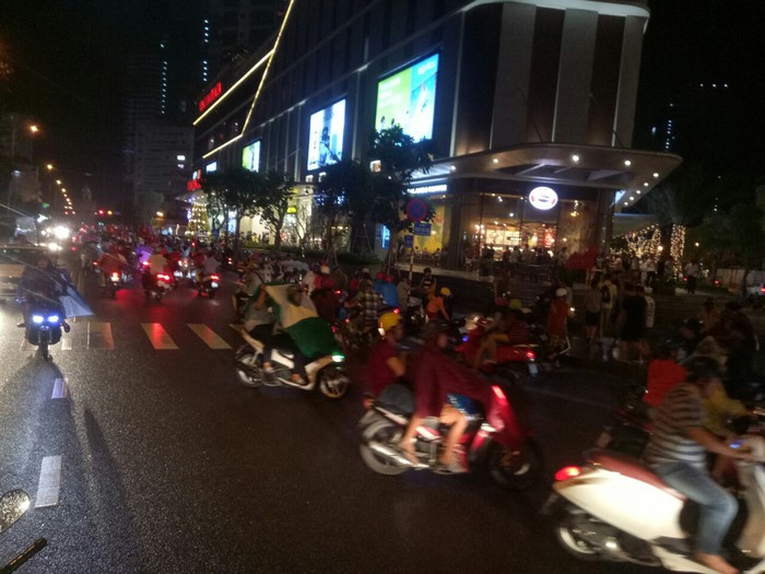 Triệu người xuống đường mừng tuyển Việt Nam vô địch AFF Cup 2018 ảnh 15