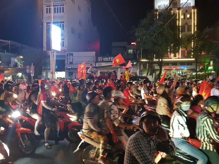 Triệu người xuống đường mừng tuyển Việt Nam vô địch AFF Cup 2018 ảnh 27