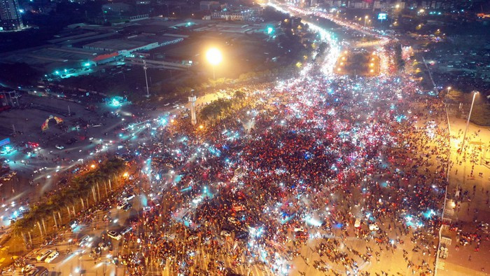 Triệu người xuống đường mừng tuyển Việt Nam vô địch AFF Cup 2018 ảnh 11