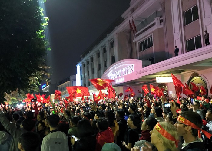Triệu người xuống đường mừng tuyển Việt Nam vô địch AFF Cup 2018 ảnh 23