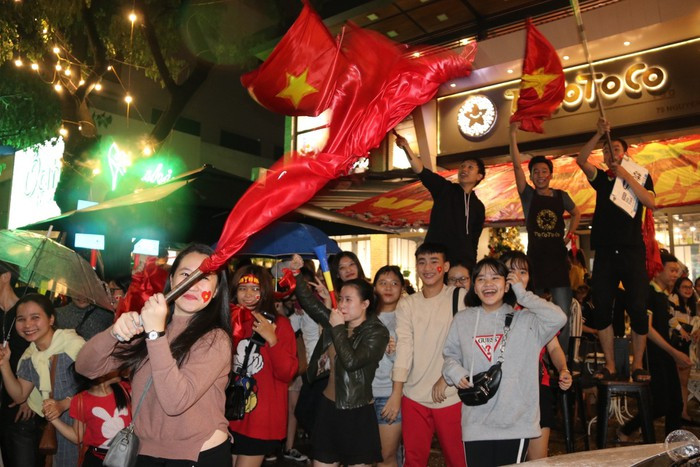 Triệu người xuống đường mừng tuyển Việt Nam vô địch AFF Cup 2018 ảnh 17