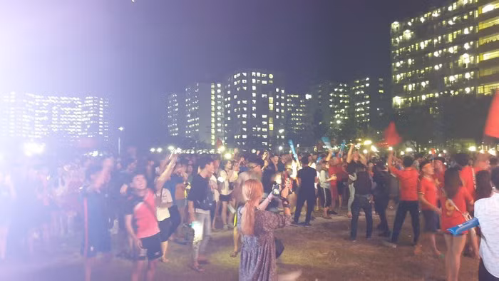 Triệu người xuống đường mừng tuyển Việt Nam vô địch AFF Cup 2018 ảnh 28 Triệu người xuống đường mừng tuyển Việt Nam vô địch AFF Cup 2018 ảnh 28