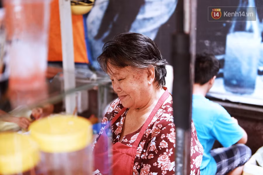 Lớp học đáng yêu trên vỉa hè: Một bác bảo vệ vừa giữ xe vừa dạy chữ cho cậu nhóc bán hàng rong ở Sài Gòn - Ảnh 2.