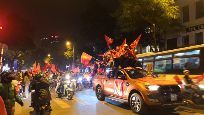 Triệu người xuống đường mừng tuyển Việt Nam vô địch AFF Cup 2018 ảnh 32