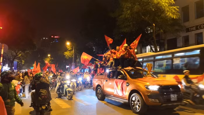 Triệu người xuống đường mừng tuyển Việt Nam vô địch AFF Cup 2018 ảnh 32 Triệu người xuống đường mừng tuyển Việt Nam vô địch AFF Cup 2018 ảnh 32
