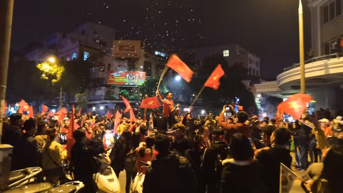 Triệu người xuống đường mừng tuyển Việt Nam vô địch AFF Cup 2018 ảnh 21 Triệu người xuống đường mừng tuyển Việt Nam vô địch AFF Cup 2018 ảnh 21