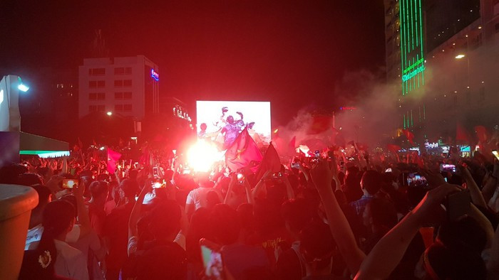 Triệu người xuống đường mừng tuyển Việt Nam vô địch AFF Cup 2018 ảnh 20