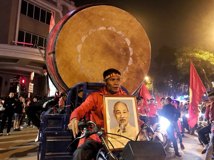 Triệu người xuống đường mừng tuyển Việt Nam vô địch AFF Cup 2018 ảnh 31